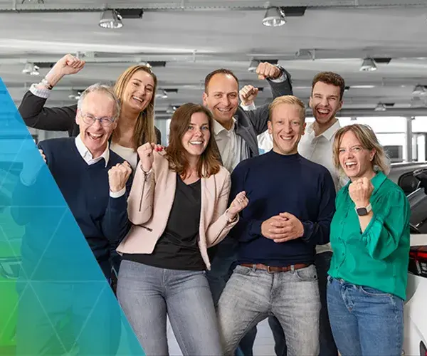 Groep collega's in de showroom