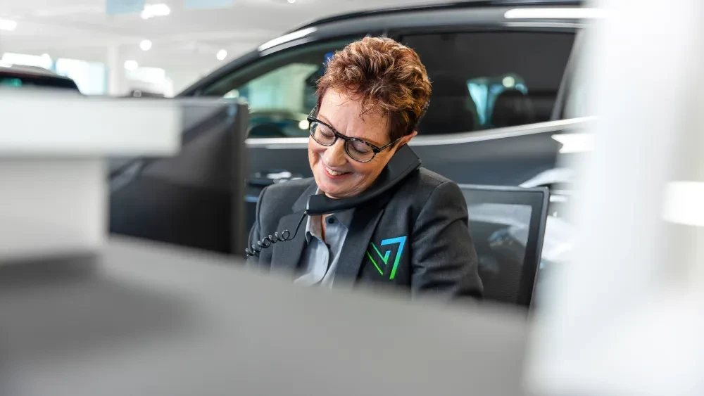 Service medewerker aan de telefoon met een klant