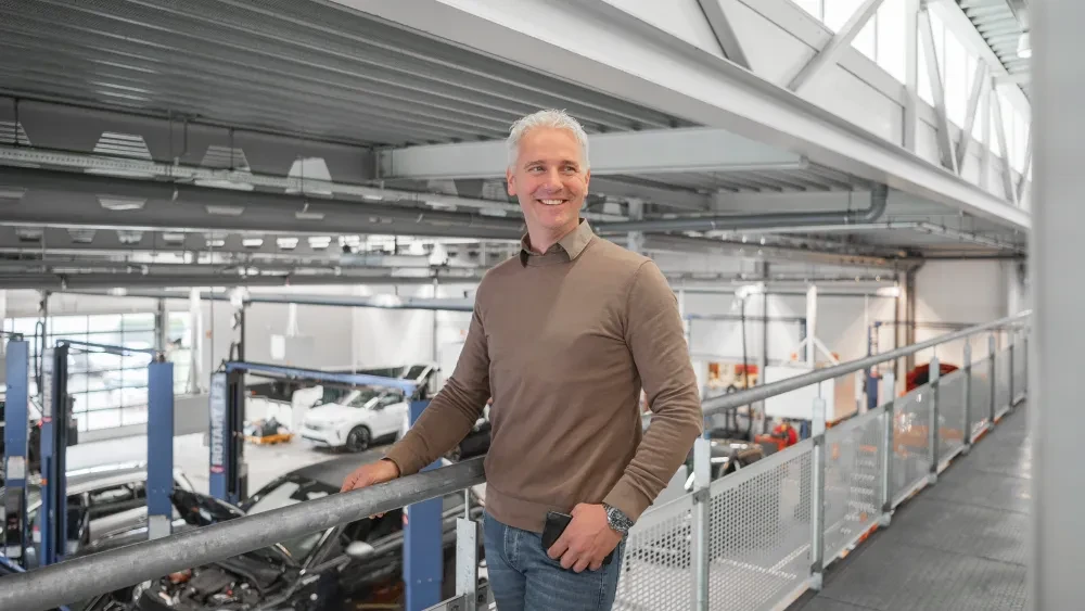 Facilitair manager Folkert van der Marel op de loopbrug bij de werkplaats