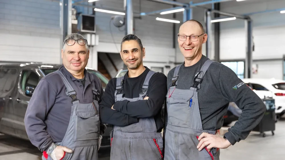 Team monteurs in de werkplaats
